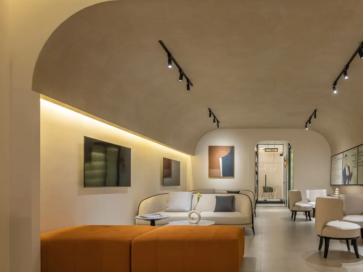 Khu chờ với ghế sofa và đèn ấm