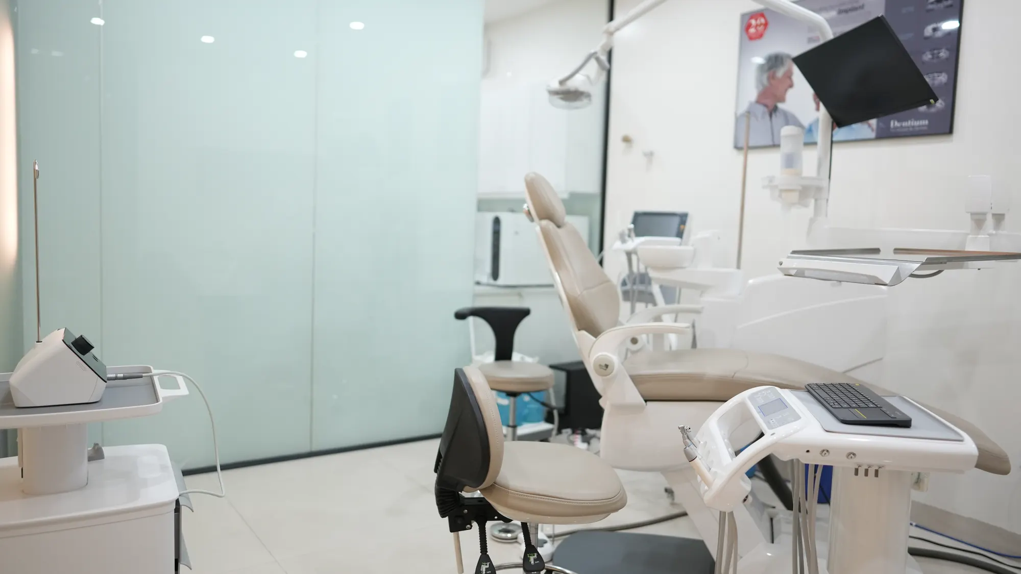 Implant bị viêm, lung lay sau nhiều năm: nguyên nhân và cách phòng ngừa