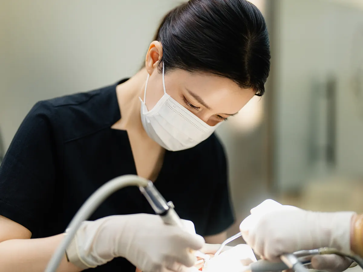 BS. Tạ Hồng Nhung điều trị cùng trợ thủ