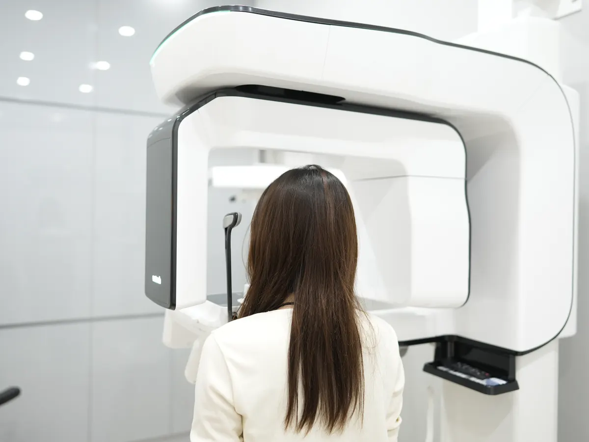 Khách đứng định vị trong máy chụp CBCT, quay lưng về phía máy ảnh