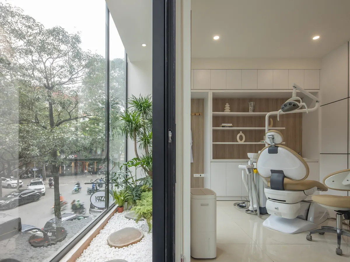 Phòng điều trị có vách kính nhìn ra cây xanh