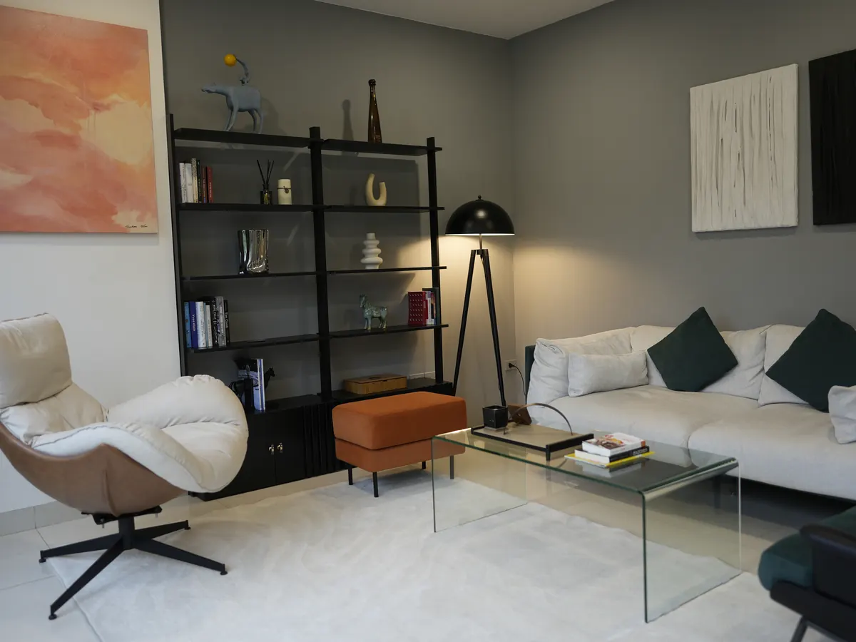 Phòng nghỉ riêng với sofa và kệ sách