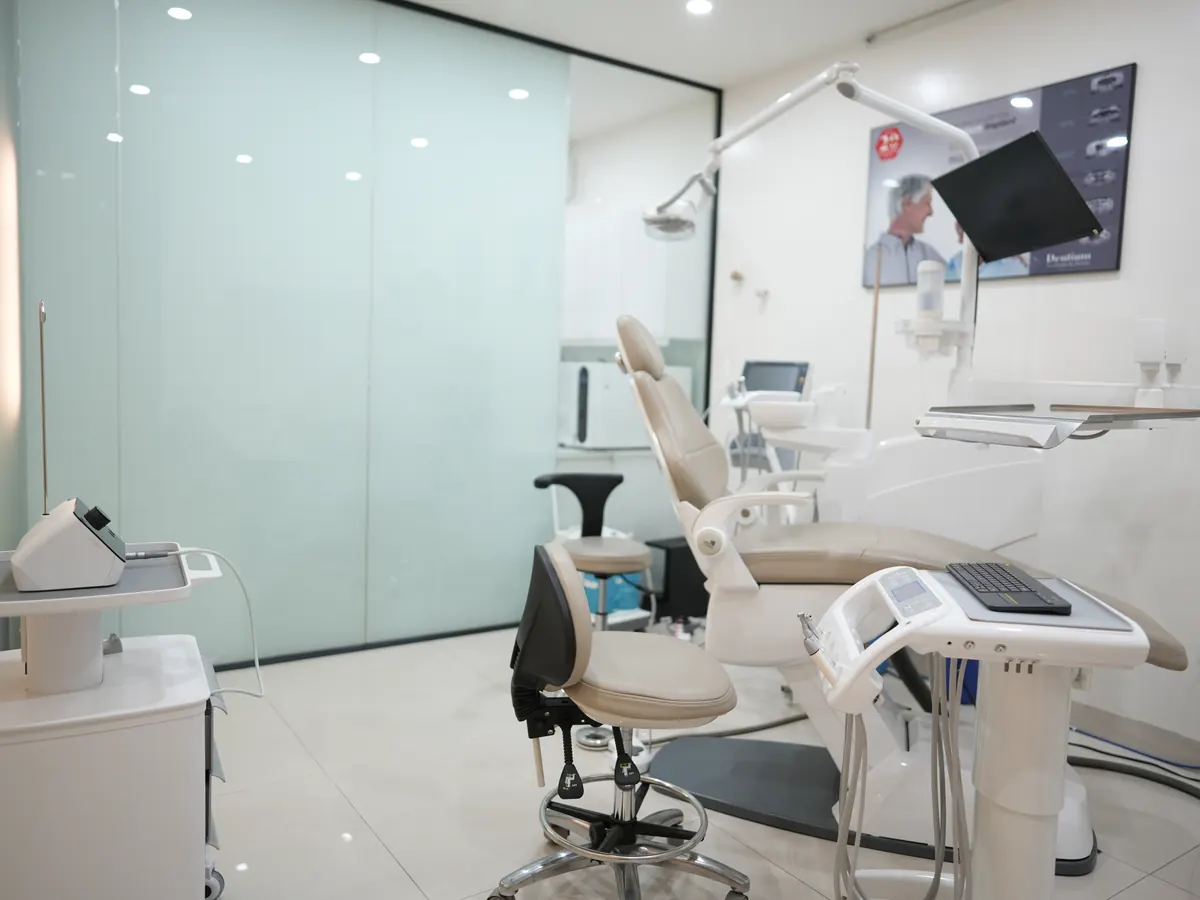 Phòng phẫu thuật implant với ghế nha, đèn và màn hình