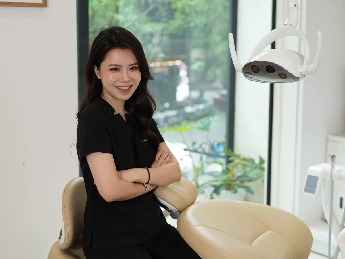 BS. Tạ Hồng Nhung tại phòng điều trị, Nha khoa Greenfield