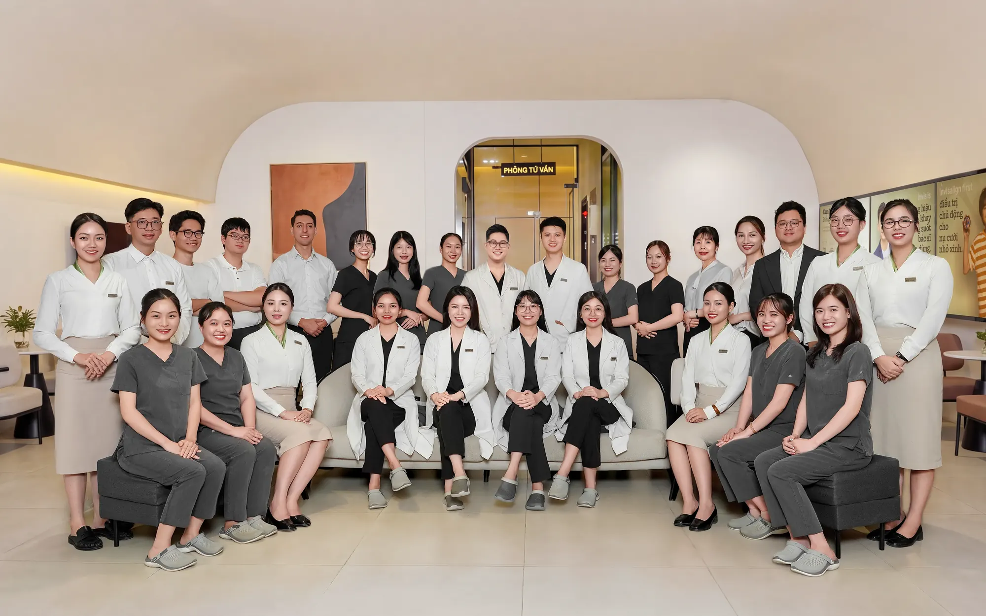 Bác sĩ và nhân viên Nha khoa Greenfield chụp chung tại khu chờ